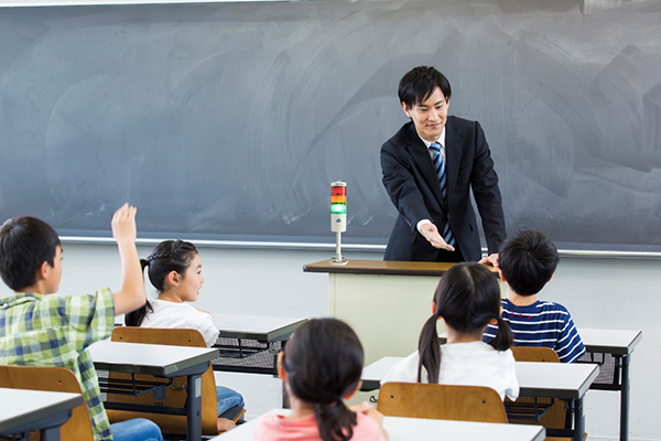 学校や塾に設置した二酸化炭素濃度表示ランプ